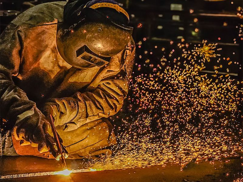 operaio-al-lavoro-all’interno-di-una-officina-metalmeccanica-pe1gr1