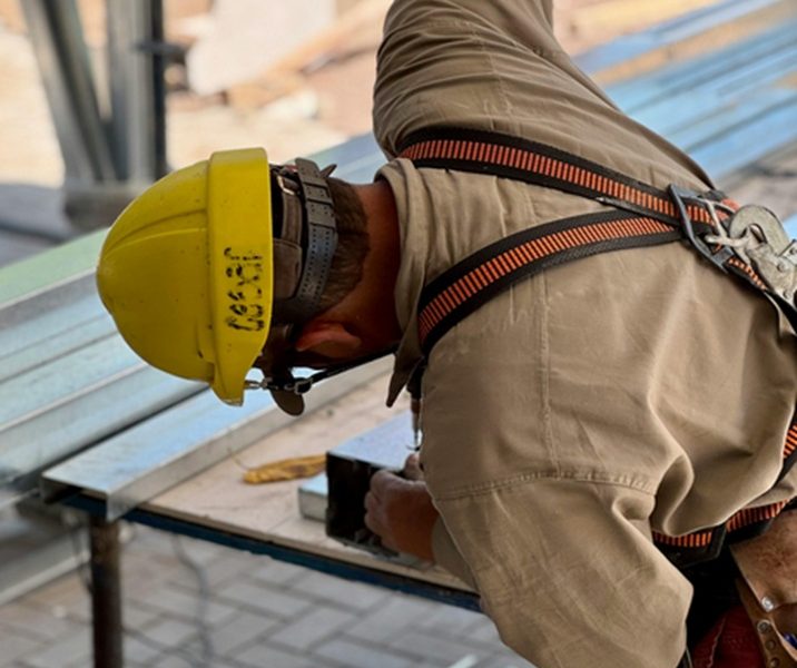 operaio al lavoro in un cantiere 1pe1gr