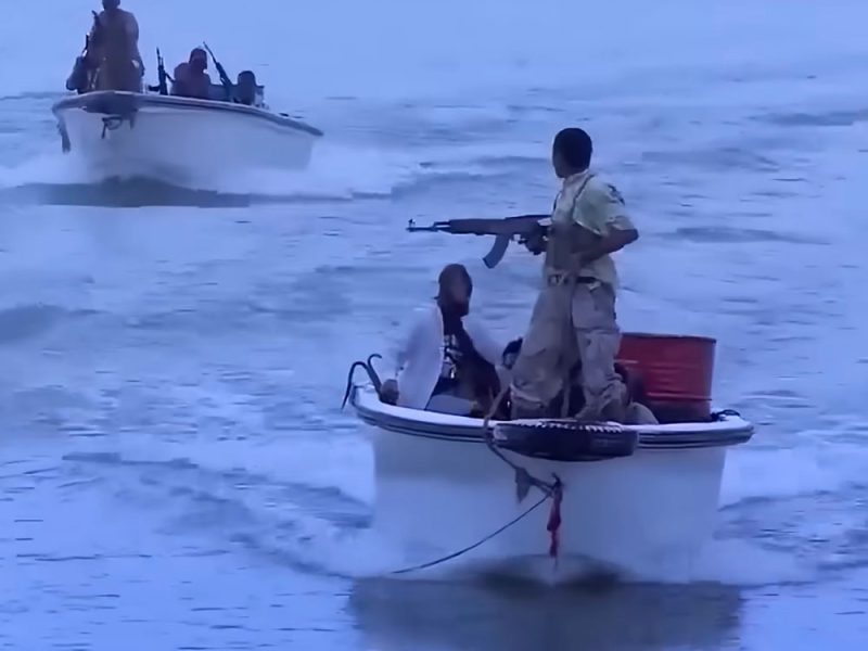 pirati-in-azione-al-largo-della-somalia