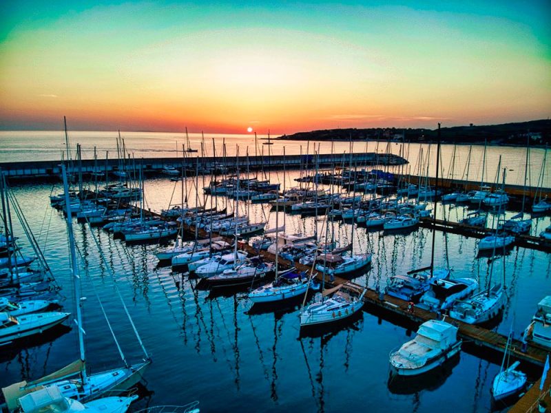 porto-marina-cala-de-medici-al-tramonto-com1