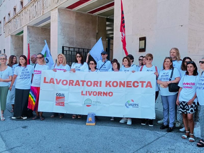 presidio-Konecta-davanti-alla-prefettura-com1