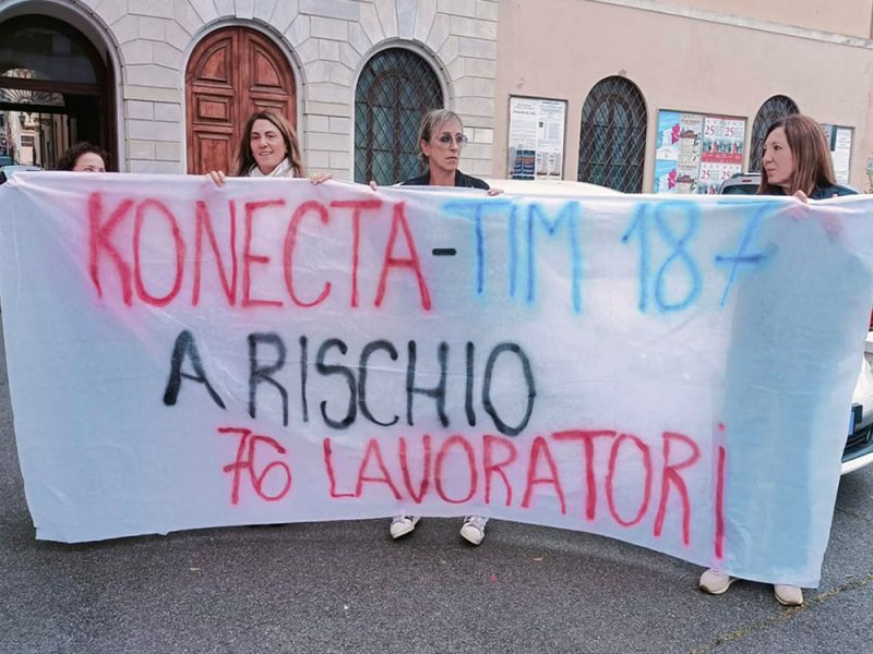 presidio-delle-lavoratrici-del-call-center-Konecta-davanti-al-Comune-di-Livorno-com2