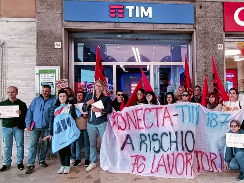 presidio-di-protesta-delle-lavoratrici-di-Konecta-davanti-al-negozio-Tim-a-Livorno