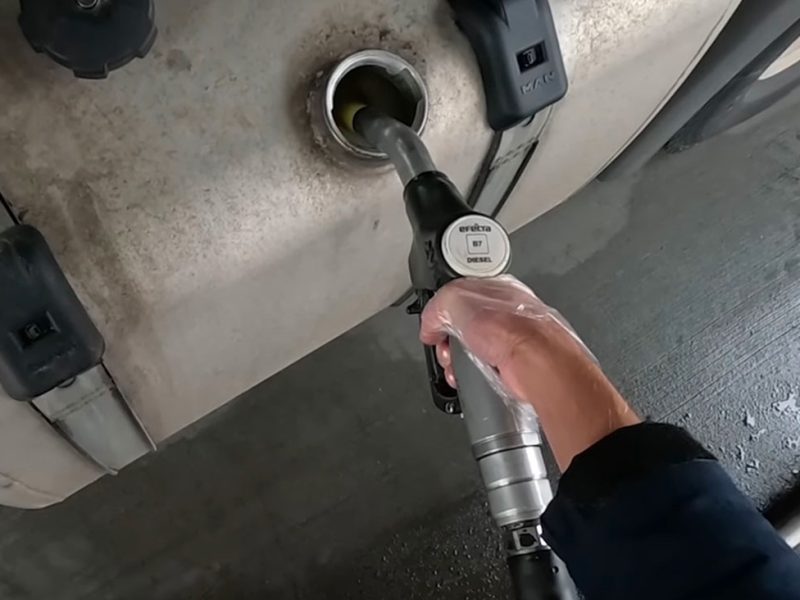 rifornimento-di-carburante-a-un-camion-y1