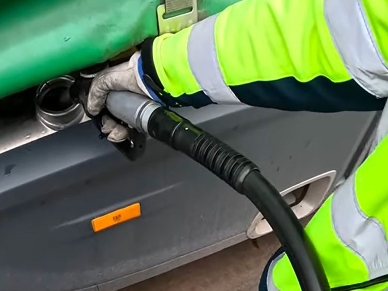 rifornimento-di-gasolio-a-una-stazione-carburanti-y1