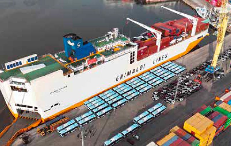 sbarco-bus-a-Montevideo-dalla-nave-Grimaldi