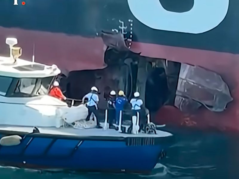 sopralluogo-via-mare-davanti-allo-squadrcio-causato-dall’attacco-alla-nave-Msc-Sariska-V-nel-porto-iracheno-di-Um-Qasr