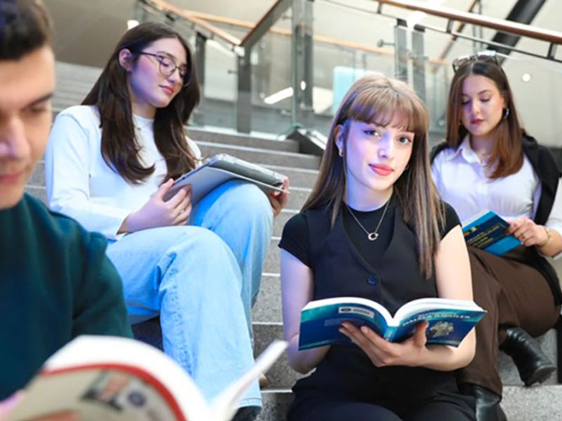 studenti-universitari-in-attesa-dell’inizio-della-lezione