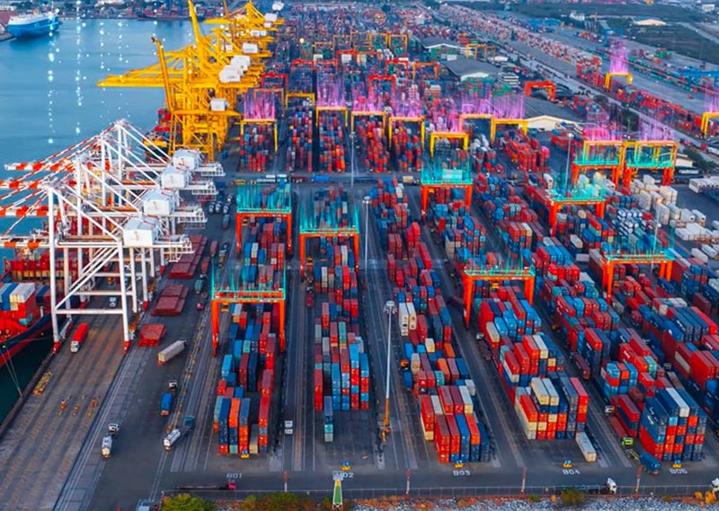 terminal-container-con-navi-a-banchina-pronte-per-le-operazioni-portuali-ark1