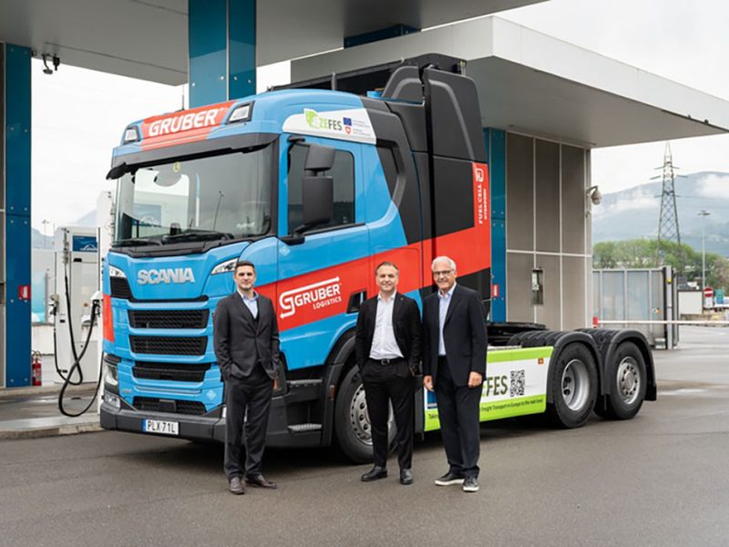 test-Gruber-Scania-per-camion-alimentato-a-idrogeno—qui-da-sin-Michael,-Martin-e-Christian-Gruber-com1