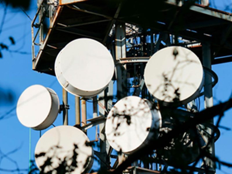 torre-di-telecomunicazioni-per-connessioni-5G-1grpx