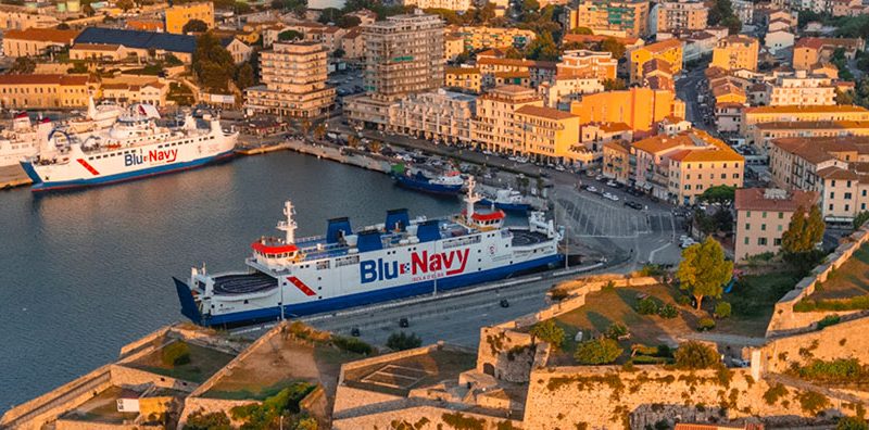 traghetti-della-comoagnia-Blu-Navy-in-servizio-sulla-rotta-fra-l’Elba-e-il-Continente–com1