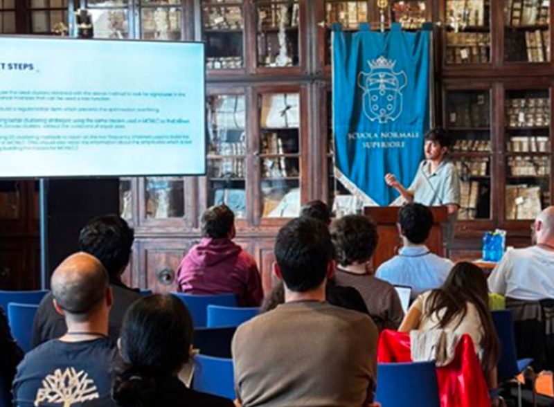 una-delle-conferenze-alla-Scuola-Normale-di-Pisa-com1sit