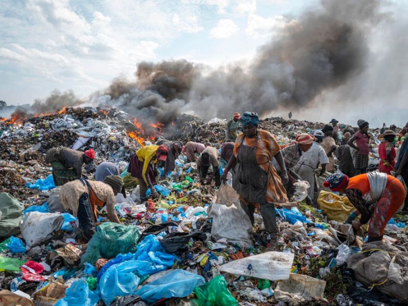 una-delle-numerose-discariche-di-vestiti-usati-che-sono-presenti-in-africa-gree1