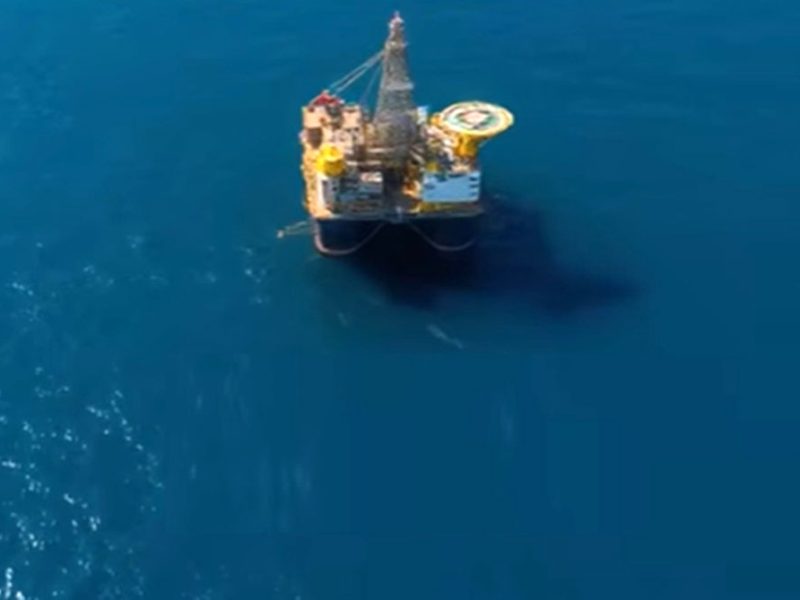 una-delle-piattaforme-petrolifere-brasiliane-nell’Oceano-y1