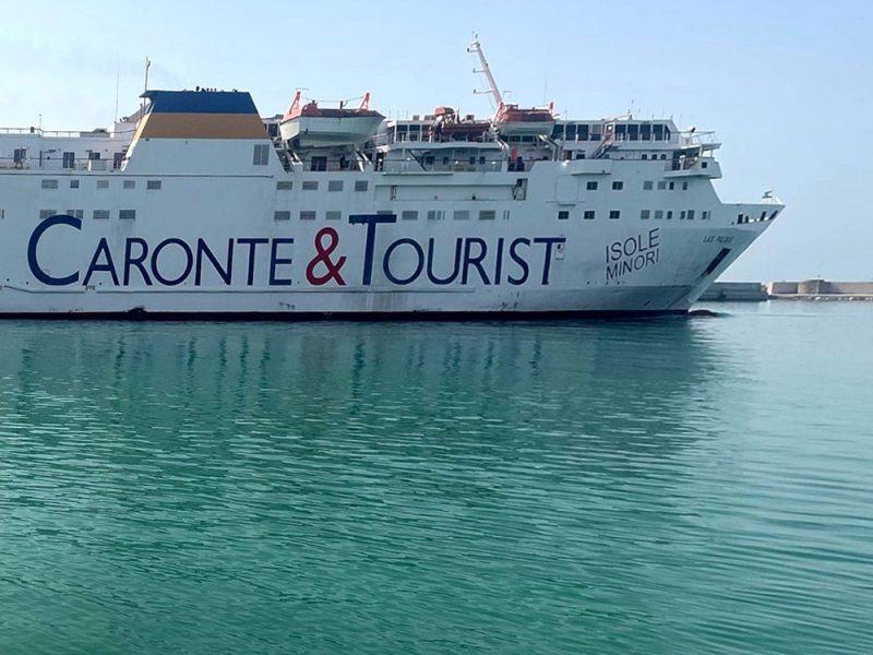 uno-dei-traghetti-della-flotta-Caronte-e-Tourist-1iw