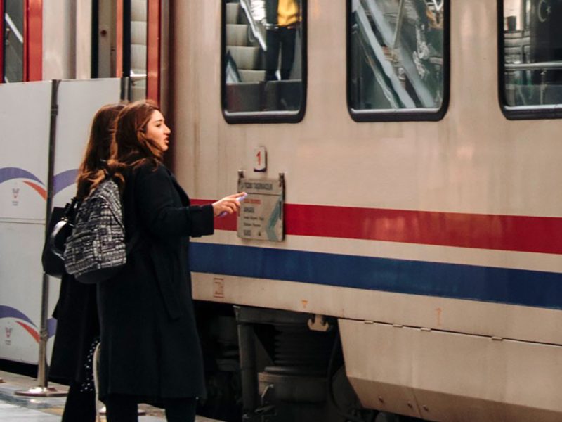 viaggiatrici-in-attesa-della-partenza-del-treno-1pe1gr