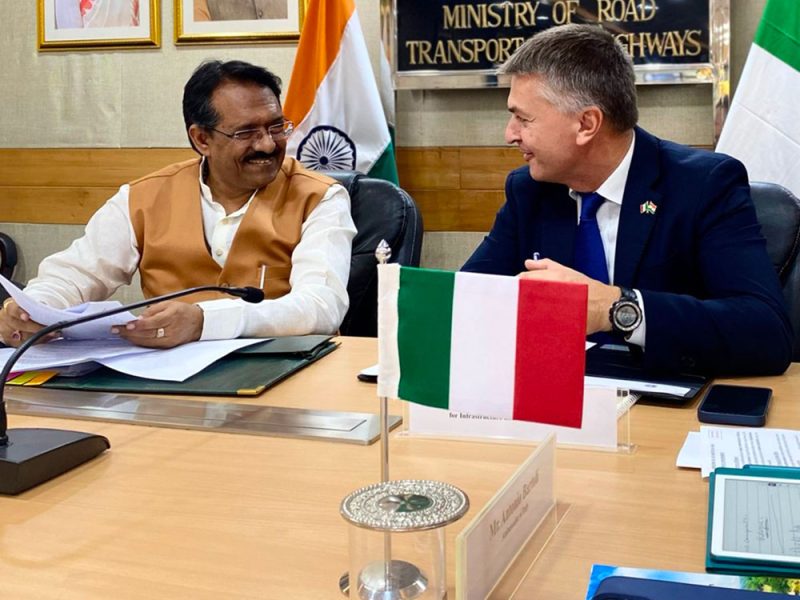 viceministro-Edoardo-Rixi-con-il-ministro-indiano-Harsh-Malhotra-wt1